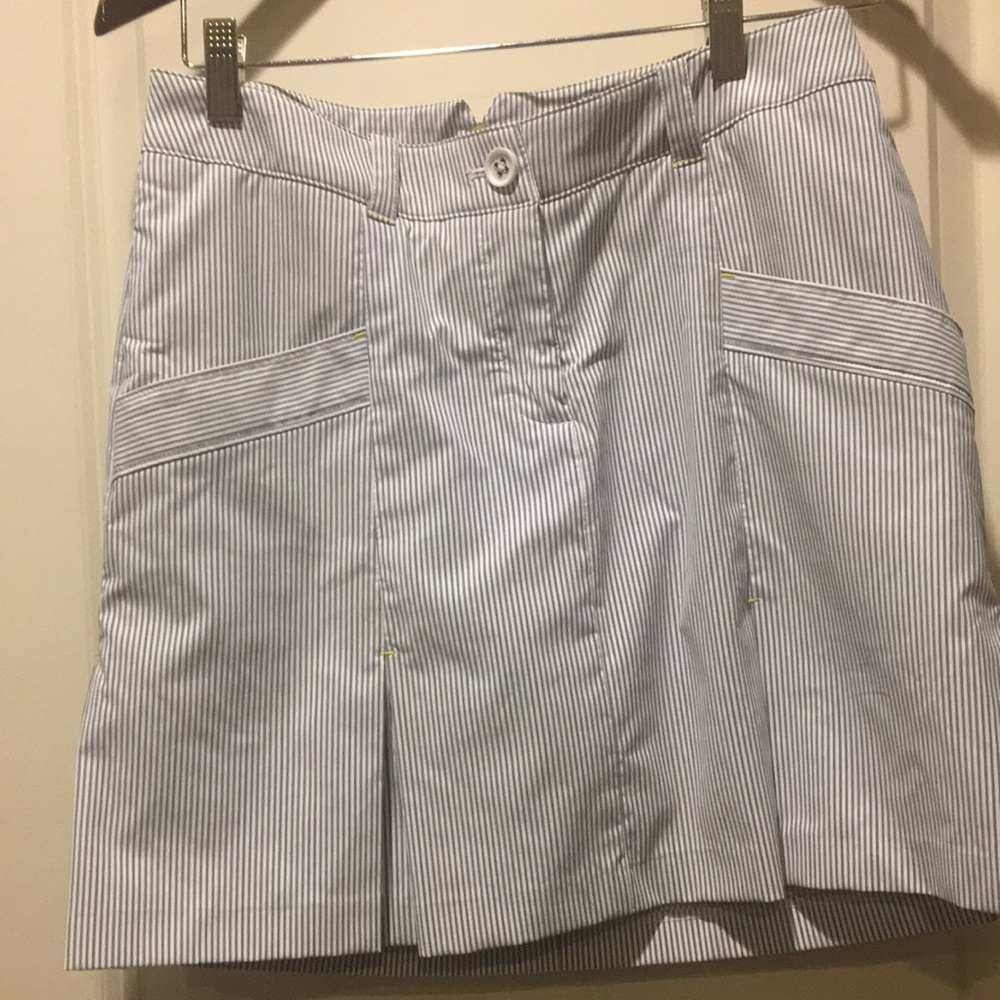 Like New! Nike golf total performance golf/tennis/pickleball stripe skort size 4